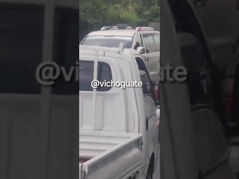 GRABADO:Disparan contra conductor de automóvil en paso a desnivel de Lomas del Norte, zona 17.