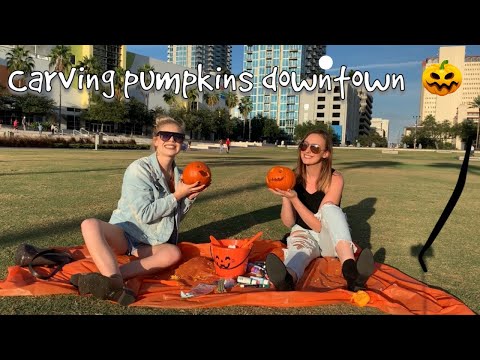 VLOG 13: CARVING PUMPKINS IN DOWNTOWN