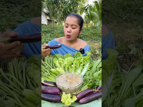 Eating Anluok Tek Kreung, vegetables #siscookingtv #makbangtv #mukbang #vegetables #eating