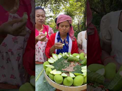 Eating mouthwatering #siscookingtv #greenmangoes #mukbang #mukbangerstv #mangoes #fruit