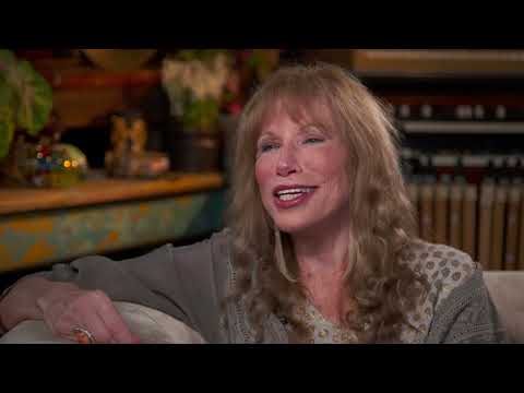 Carly Simon Had No Idea Her Dad Was Famous Until This Moment