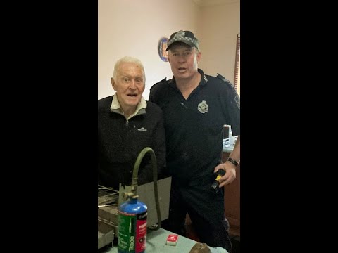 Police help 96yo QLD man warm up his dinner after he lost power