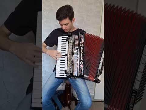 Reine de Musette on Accordion