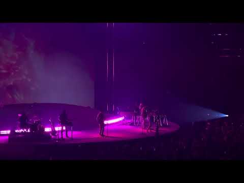 Kacey Musgraves Performs “Golden Hour” LIVE at Amalie Arena 11.29.24 Tampa, Florida