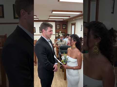 Soldier surprises his little sister and makes it home to surprise her on her wedding day ❤️