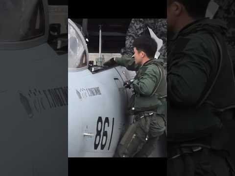 普段やらないF-15戦闘機への乗り方で若干戸惑うイーグルドライバー #shorts #航空自衛隊 #F15 #aviation #fighterjet