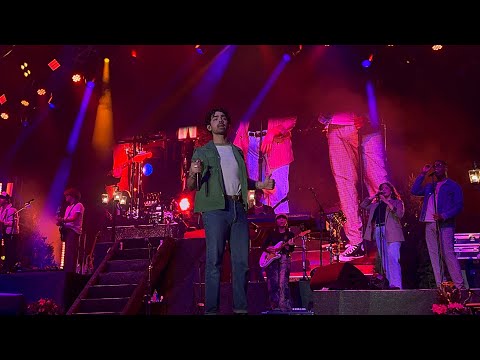 Joe Jonas Performs “Burnin’ Up” LIVE at Universal Orlando Mardi Gras 2025 2.8.25