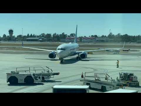 United 737 taxi to gate