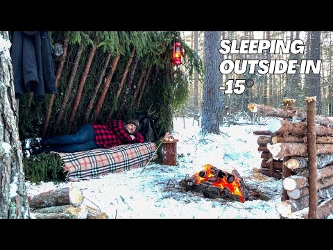 Winter shelter guarantee survival in wild forest! I decided to stay outside at night in -15 degrees