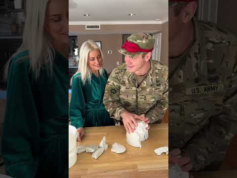 Soldier comes home to surprise pregnancy reveal ❤️