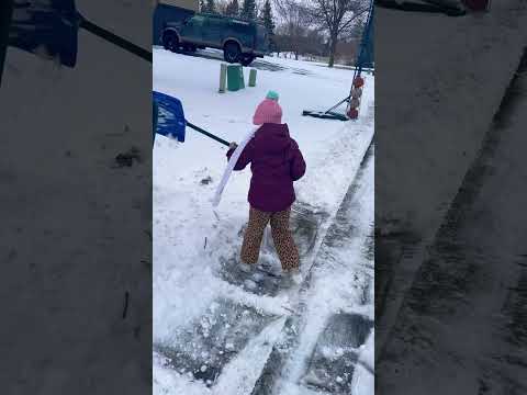 Aldina is doing a great job 👏 #FYP #Cleaning #Snow #YouTubeShorts #Kids #Happy