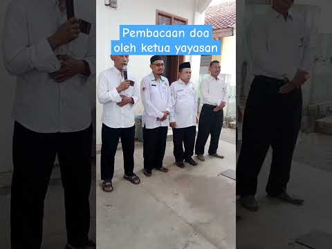 pembacaan doa oleh ketua yayasan MI Bahrul Huda sukaseneng #upacara #savemoment