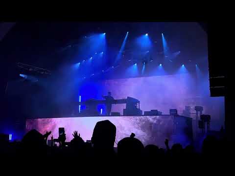 ILLENIUM Performs “Runaway (U & I)” LIVE at Universal Orlando Florida Mardi Gras 2025 3.8.25