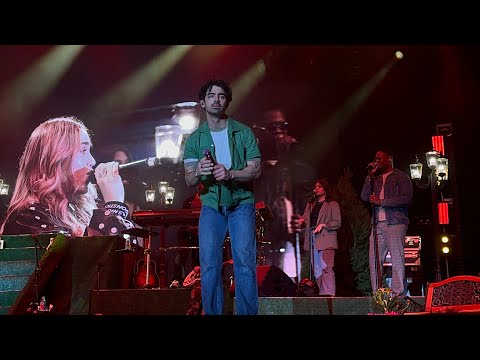 Joe Jonas & Ela Taubert Perform “Love Yourself” LIVE at Universal Orlando Mardi Gras 2025 2.8.25