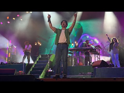 Joe Jonas & Frankie Jonas Perform “Velvet Sunshine” LIVE at Universal Orlando Mardi Gras 2025 2.8.25