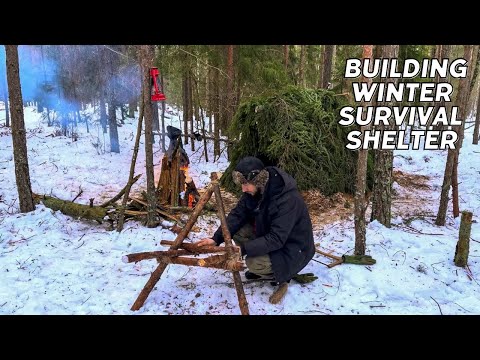 Winter BUSHCRAFT! Building a survival shelter in a winter frosty forest.   Bushcraft Trip. ASMR