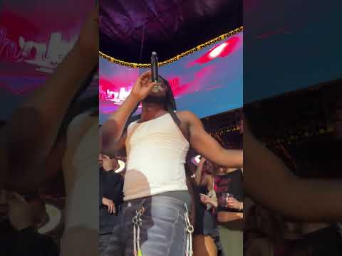 Shaboozey performing “A Bar Song” at a club during NBA All-Star weekend 🎤