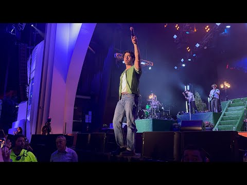 Joe Jonas Performs “Work It Out” LIVE at Universal Orlando Mardi Gras 2025 2.8.25