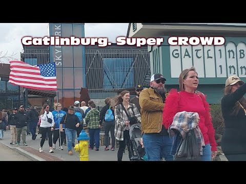 GATLINBURG, Tn Super Size CROWD SATURDAY.