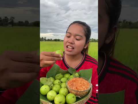 Fresh guava #siscookingtv #mukbang #guavafruit #eating