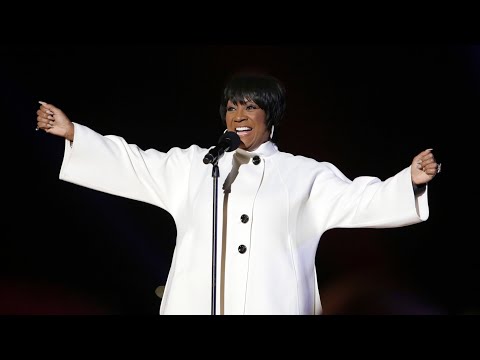 Patti LaBelle singing "This Christmas" while her  cue cards were delayed, 1996