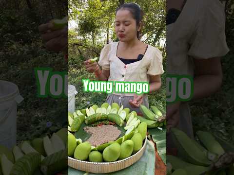 Young mango, crunchy eating #siscookingtv #mukbang #makbangtv #greenmangoes #mangoes #eating