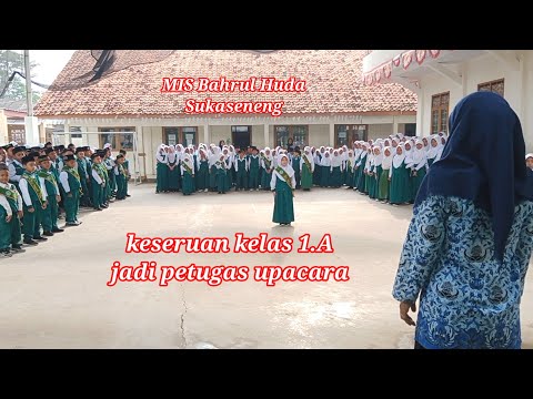 keseruan kelas 1.A jadi petugas upacara @nurazizahmubarok