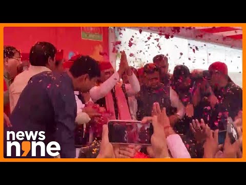 Samajwadi Party Chief Akhilesh Yadav Celebrates Holi at the Party's Office in Saifai | News9