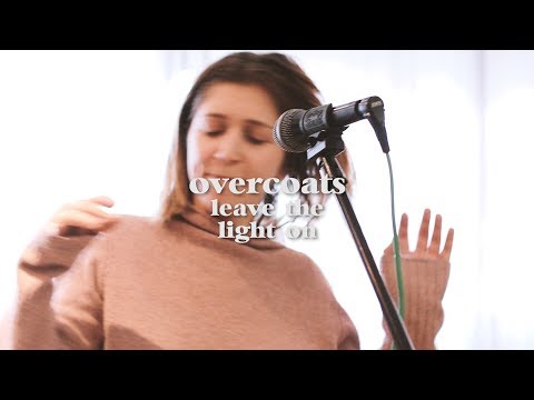 Overcoats - "Leave The Light On" (Live at LUNA music)