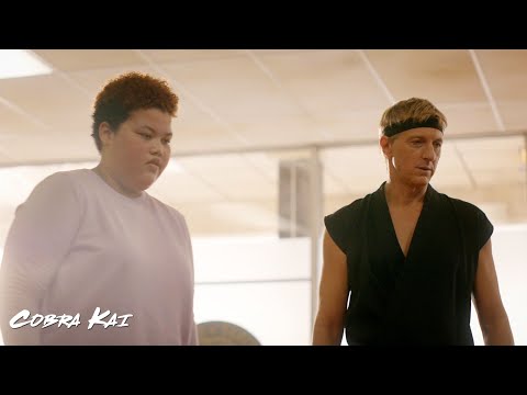 Miguel vs Aisha Fight Scene [4K] | Cobra Kai Season 1 | ClipsVerse