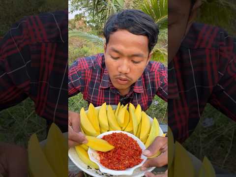 Spicy 🌶 My brother eating yummy mango #siscookingtv #mukbang #eating #mango #chilisauce