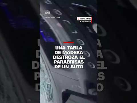 Una tabla de madera destroza el parabrisas de un auto