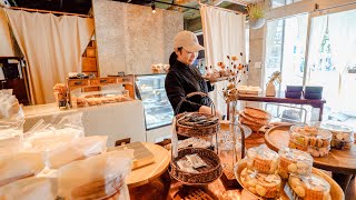 Close contact with a cake shop with too nice and calm atmosphere like a hideout.