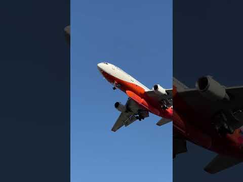 Tanker 910 coming back to Medford, OR from dropping a load on the Diamond Fire in California.