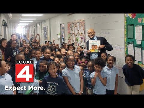 Darnell reads to Regent Park Scholars Academy