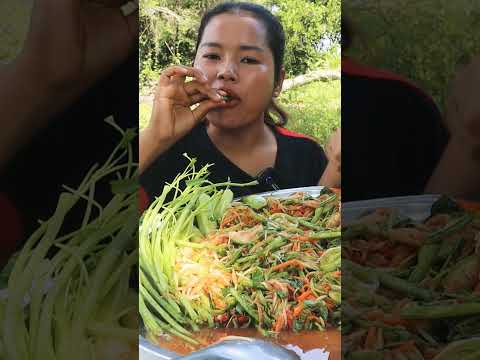 Super spicy papaya salad #siscookingtv #mukbang #makbangtv #food #eatingoutdoor