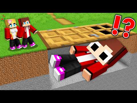 How Baby JJ Hide Under BIG DOOR from Maizen Family in Minecraft - Maizen