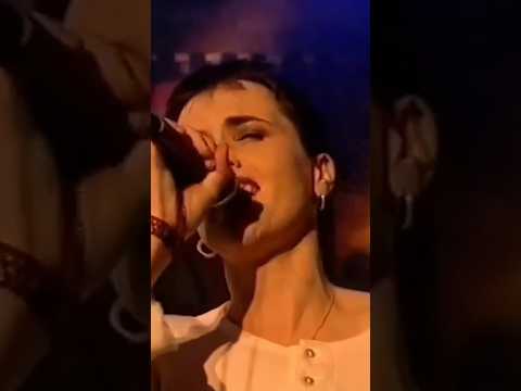 Linger (No Stilettos, Glasgow, Scotland, 1993) #thecranberries #music