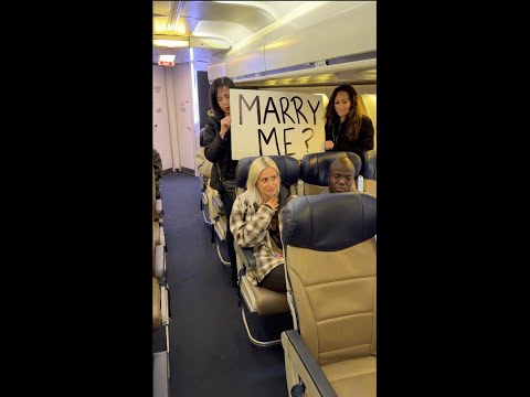 Pilot sets up surprise proposal over the intercom mid-flight 🥹