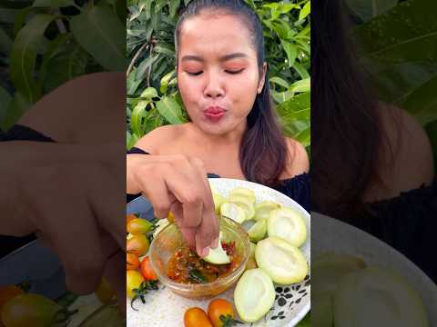 So crunchy #siscookingtv #siscookingtv #mukbang #eating #fruiteating