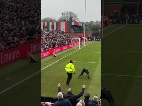 This fan doing the worm in the FA Cup fourth round back in 2023 🤣 (JakeSha93180907) #lufc #shorts