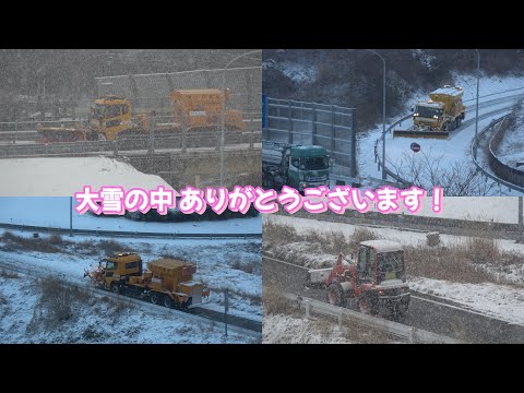 2/8 早朝 大雪の中 名阪国道の除雪に向かう働く車。