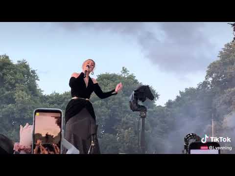 Adele twerking at Hyde Park show #twerking #adele