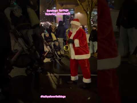 SANTA PLAYING SAXO #Christmas2024 #SaratogaSprings #Navidad2024 #NavidadenSaratoga #VictorianStreet