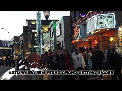 GATLINBURG Super-Sized Crowd is Getting BIGGER...