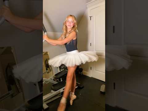 how ballerinas workout 🩰💪 #shorts #ballet #workout #fitness #arianagrande #viral