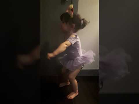 2 year old dancing to thank you next!