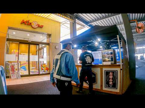 Quick-working craftsman making 200 meals a day in front of a pachinko parlor.