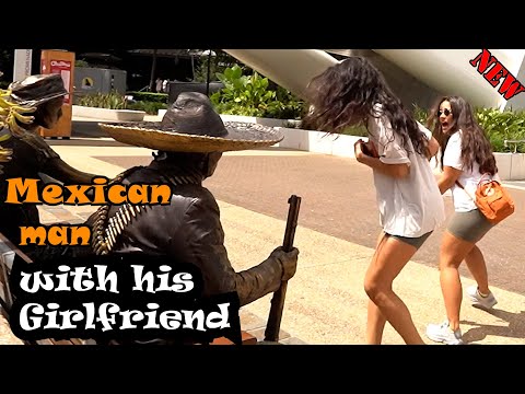 Frozen in the sun with my girlfriend hahaha. lelucon statue prank. luco patung