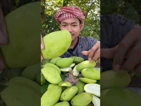 So delicious young mango #siscookingtv #makbangtv #greenmangoes #mukbang #mangoes #fruit